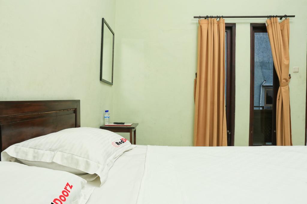 Reddoorz @ Mataram Kuta 3 Hotel Exterior photo